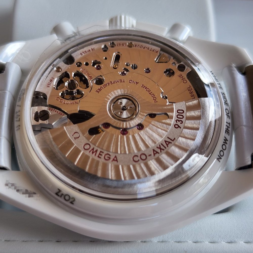 NEW OMEGA SPEEDMASTER WHITE SIDE OF THE MOON 44.25 CERAMIC WHITE CHRONO Co-Axial - Picture 14 of 15
